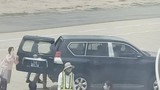 Xe biển xanh vào máy bay đón Phó Bí thư Phú Yên: Ai được đón?