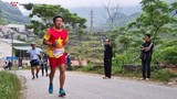 Ông Đoàn Ngọc Hải như siêu nhân, vừa chạy xe lại “nuốt” 42km marathon