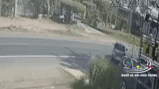 Video: Lao thẳng vào ô tô, thanh niên tử vong sau cú tông kinh hoàng