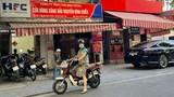 Cây xăng đóng cửa, người Hà Nội phải mua 30.000 đồng/lít ở vỉa hè