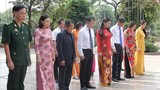 Đại biểu Ủy ban MTTQ Việt Nam TP Hà Nội dâng hoa tại tượng đài Bác Hồ - Bác Tôn
