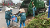 Hải Dương: Người đi bộ dẫm nát hoa, thảm cỏ…công nhân đội mưa dọn dẹp
