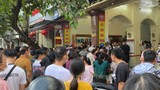 Cảnh người dân xếp hàng mua bánh Trung thu nổi tiếng ở Hải Phòng