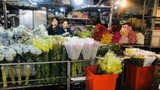 Gần Tết, chợ hoa lớn nhất Hà Nội vẫn đìu hiu dù giá giảm