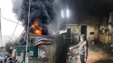 Hà Nội: Nhà xưởng hàng xóm cháy, 3 mẹ con kêu cứu mất nhà cận Tết 