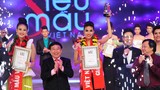 Lan Khuê suýt ngã khi lên nhận Giải vàng Siêu mẫu 2013