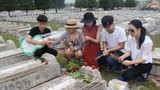 Thu Phương cùng học trò đội mưa viếng nghĩa trang liệt sĩ