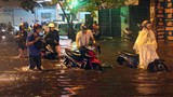 Người Sài Gòn thất thểu lội nước lúc nửa đêm