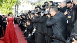 Lý Nhã Kỳ hút “rừng” ống kính trên thảm đỏ Cannes 