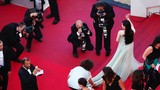 Lý Nhã Kỳ có người chỉnh váy trên thảm đỏ Cannes