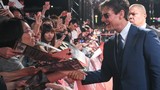 Fan chờ bảy tiếng dưới mưa, xin chữ ký Tom Cruise lên đầu