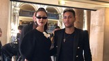 Maya chụp ảnh cùng cầu thủ Neymar tại show diễn Balmain