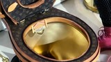 Bồn cầu mạ vàng, bọc vải hàng hiệu Louis Vuitton gây sốc
