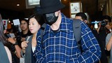 Ngôi sao “Giày thủy tinh” So Ji Sub đeo khẩu trang kín mít đến VN