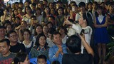 Khán giả ngồi tràn lòng đường sách nghe Hồng Nhung hát nhạc Trịnh