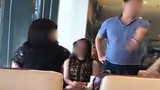 Vợ đánh ghen khi bắt tại trận chồng ôm hôn bồ nhí ở sân bay 