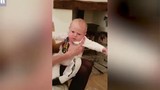 Video: Em bé phản ứng hài hước khi bố hắt hơi 