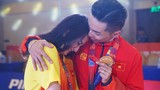 Khánh Thi ôm chầm Phan Hiển khóc nức nở khi chồng giành HCV ở SEA Games