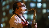Xúc động Trần Mạnh Tuấn thổi saxophone trước 10.000 bệnh nhân COVID-19