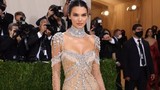 Kendall Jenner cầm đầu phe “mặc như không” trên thảm đỏ Met Gala 