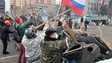 Người dân Lugansk lập rào chặn xe bọc thép QĐ Ukraine