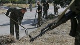 Binh sĩ Ukraine bị bắt đi quét đường ở Donetsk