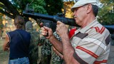 Lo ly khai miền đông, dân Mariupol học sử dụng vũ khí