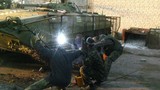 Tình nguyện viên Ukraine “chế” giáp cho xe bọc thép