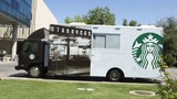 Starbucks điều xe tải bán cà phê trước cổng trường