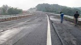 Vết nứt ở mặt đường cao tốc Nội Bài-Lào Cai là bất thường