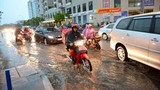 Đường Hà Nội lại hóa sông sau trận mưa lớn