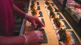 Khách hoa mắt xem chiêu làm cơm cuộn sushi trong nhà hàng
