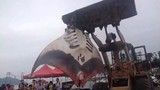 Cảnh ngư dân dùng xe xúc đất để hốt “cá quỷ” khổng lồ