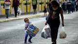 Xót xa cảnh trẻ nhỏ xếp hàng mua nhu yếu phẩm ở Venezuela