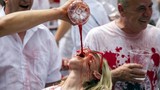 Biển người tắm rượu vang đỏ trong lễ hội ở Tây Ban Nha