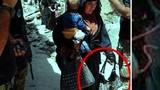 Lạnh người cảnh nữ nghi phạm IS bế trẻ con đi đánh bom liều chết