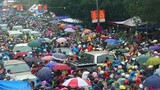 Nghìn người chôn chân trong mưa rét trên đường đến chợ Viềng
