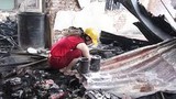 Video cháy chợ ở Hà Nội: Tiểu thương lần mò trong bóng tối nhặt hàng
