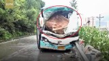 Video: Đá rơi đè nát đầu xe khách, tài xế cứu 37 mạng người trước khi chết