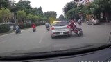 Video: Ô tô con cố tình đánh võng, húc ngã cặp đôi đi xe máy