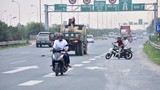 Xử lý tình trạng xe máy đi vào làn đường ôtô trên Đại lộ Thăng Long