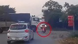 Video: Người phụ nữ suýt gặp nạn khi vượt xe tải quay đầu