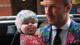 Dân mạng chế ảnh gia đình Beckham diện mốt “chăn con công“