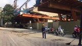 Dự án đường sắt Nhổn-Ga Hà Nội: Tuýp sắt dài 3m rơi xuống đường