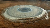 Kỳ thú núi lửa bùn hình mắt người khổng lồ ở Nga