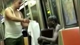 Chàng trai cởi áo tặng người vô gia cư gây xúc động
