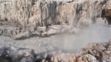 Ngoạn mục cảnh tượng thác nước đang chảy bị đóng băng