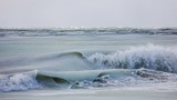 Thần kỳ hiện tượng sóng đang vỗ bờ thì đóng băng