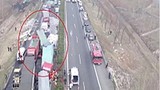 Video: 22 xe tải đâm liên hoàn, nhiều người thương vong 