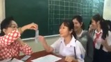 Video: Cô giáo lì xì học sinh theo phong cách “bá đạo” khiến ai cũng vui như Tết